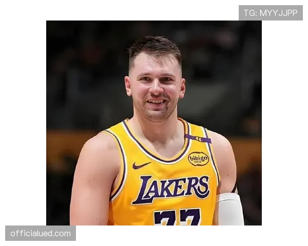 东契奇又在更衣室吃披萨了,这哥们真把NBA当深夜食堂啊 东契奇又在更衣室吃披萨了,这哥们真把NBA当深夜食堂啊